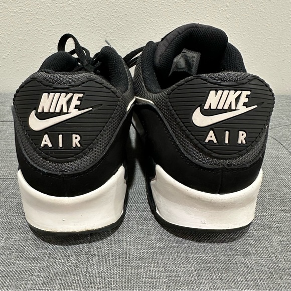 Nike Women’s Air Max Oketo Sneaker - Picture 9 of 12